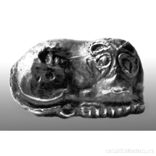 Золотая бляшка в форме лежащего льва с головой повернутой в фас