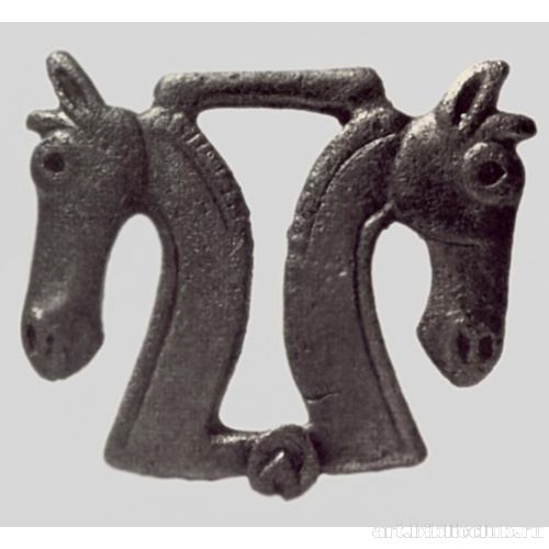 Бронзовая пряжка из пары лошадиных головок
