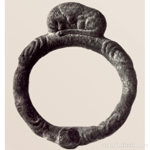 Бронзовая пряжка с выступом в виде лежащего зверя