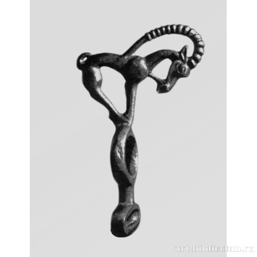 Бронзовая скульптура козла, стоящего на кольцах