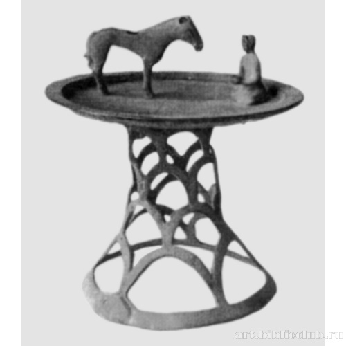 Светильник со скульптурами человека и лошади