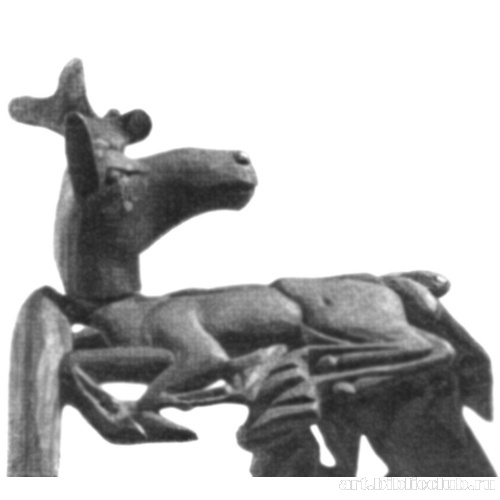 Рельефная фигура оленя с повернутой назад головой