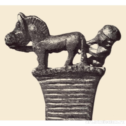 Бронзовый нож с фигуркой лошади и человека. Фрагмент рукояти