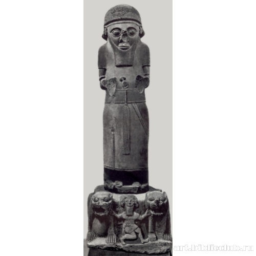 Статуя бога на постаменте с фигурами львов из Сам аля