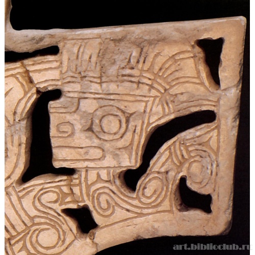 Трапецевидная пластина с прорезным орнаментом. Культура Лянчжу