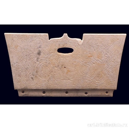 Трапецевидная пластина с орнаментом. Культура Лянчжу