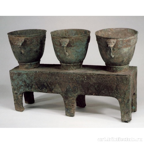 Бронзовая подставка с тремя ритуальными сосудами