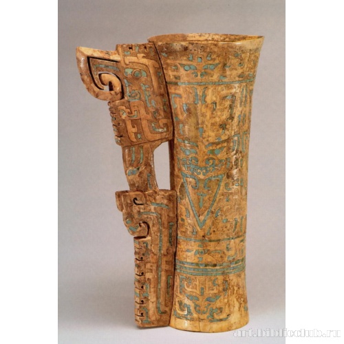 Ритуальный кубок с магическим орнаментом