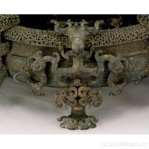 Сосуд с обильным декором в виде змей и драконов