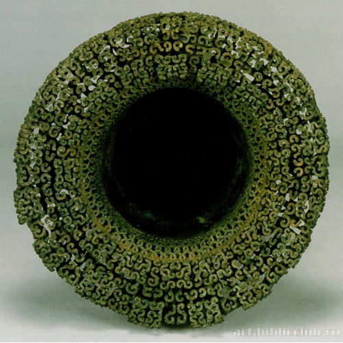 Сосуд, обильно украшенный мотивами драконов и змеи