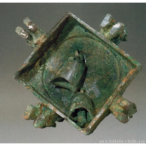 Цилиндрический сосуд с крышкой и фигурной базой