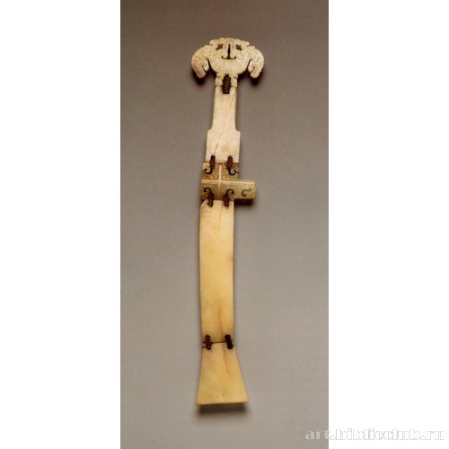 Кулон в форме кинжала, вложенного в ножны