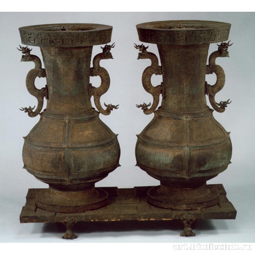 Пара высоких сосудов на подставке