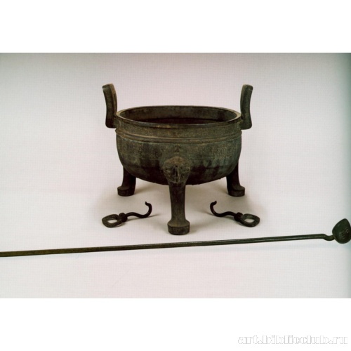 Сосуд-трипод с двумя крючками и черпаком