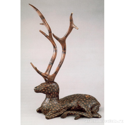 Лаковая фигура отдыхающего оленя