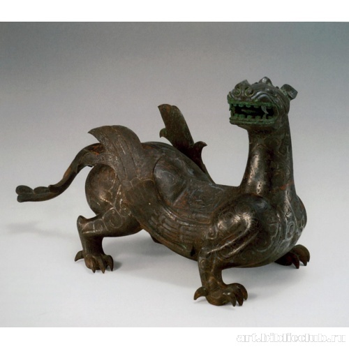 Скульптура крылатого дракона