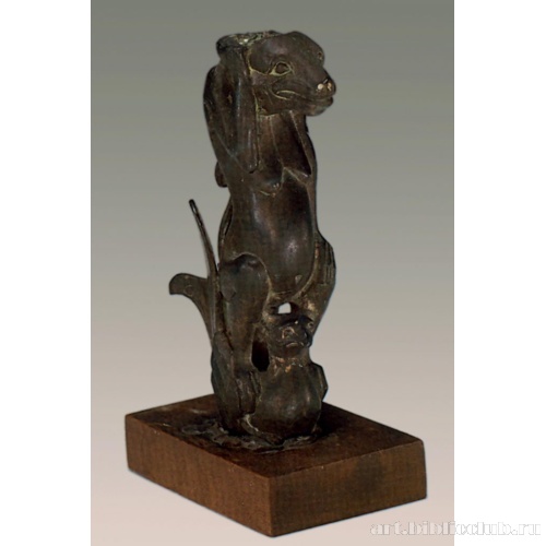 Фигурка медведя, опирающегося на птицу