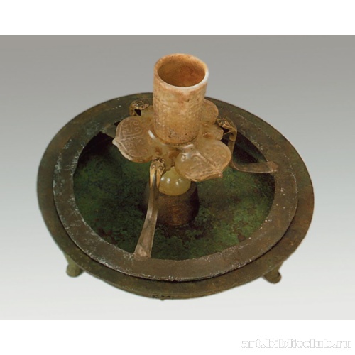 Фигурный подсвечник на подставке