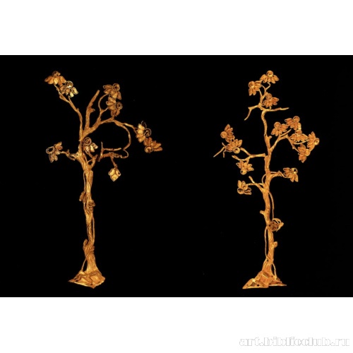 Два небольших дерева с цветами