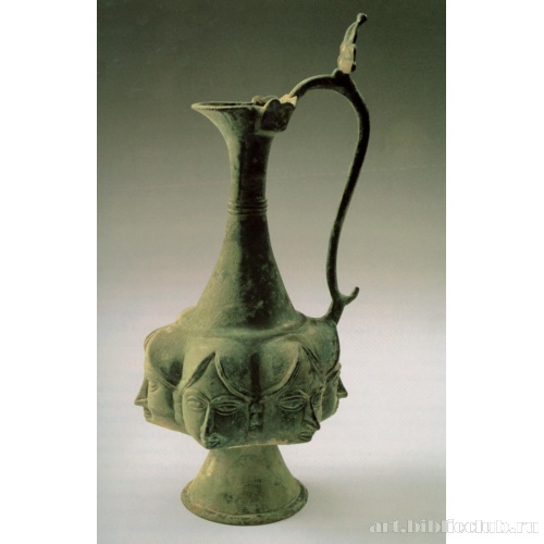 Кувшин с декором из женских головок