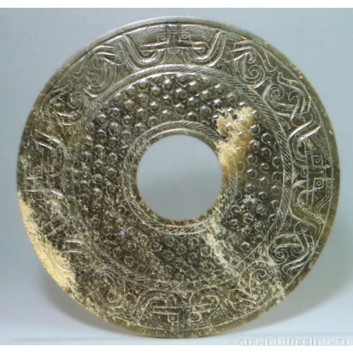 Ритуальный диск би с маской животного и змеевидным орнаментом