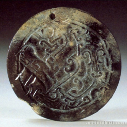 Ритуальная пластина круглой формы с изображением дракона (вид спереди)