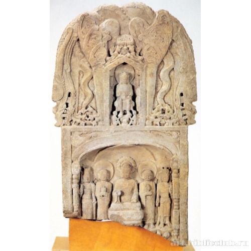 Стелла с изображением Будды, учеников и охранителей