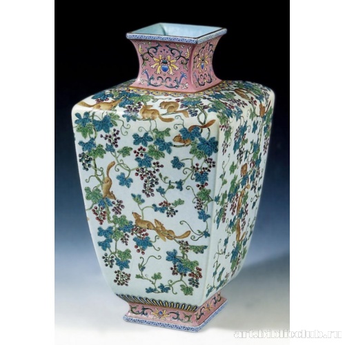 Ваза с изображением белок и кистей винограда