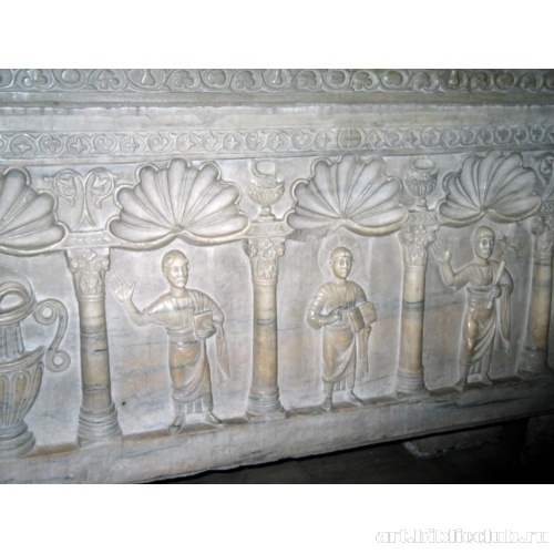 Базилика Сан Аполлинаре ин Классе. Саркофаг из Равенны