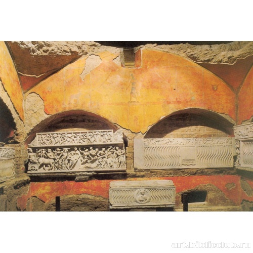 Ватиканский некрополь. Мавзолей Z, Египетский. Аркосолии и саркофаги