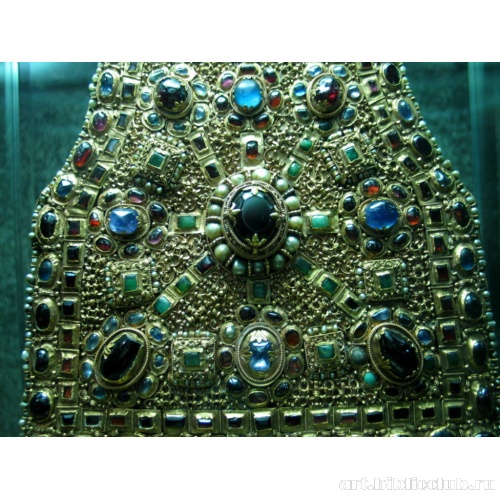 Золотой реликварий, содержащий зуб Иоанна Крестителя. Деталь