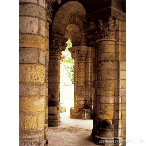 Церковь аббатства Сен-Бенуа в Сен-Бенуа-сюр-Луар. Колонны нартекса