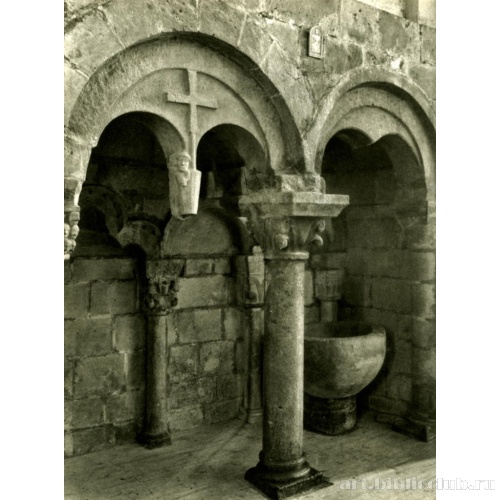 Церковь Санта-Мария в Сионес. Малый трансепт. Южный рукав