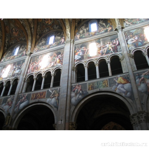 Собор в Парме. Интерьер. Трифорий