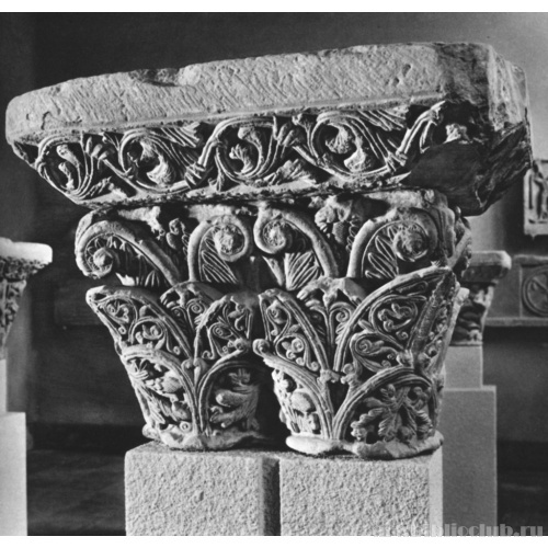 Орнаментированная капитель No2 из внутреннего дворика собора Памплоны