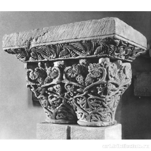 Орнаментированная капитель из внутреннего дворика собора Пампелоны