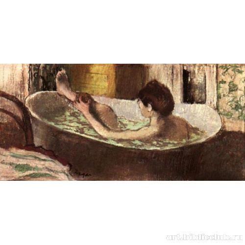 Женщина в ванной, моющая ноги