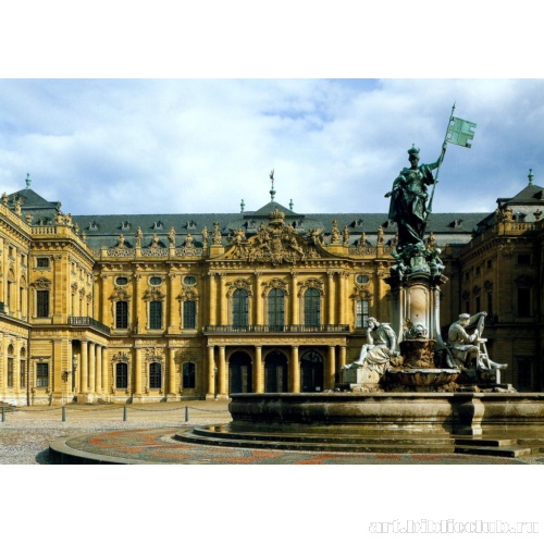 Вид на внутренний двор главного фасада