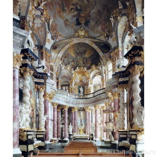 Интерьер придворной церкви (Хофкирхе), общий вид
