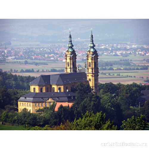 Панорамный вид на церковь Фирцейнхайлиген