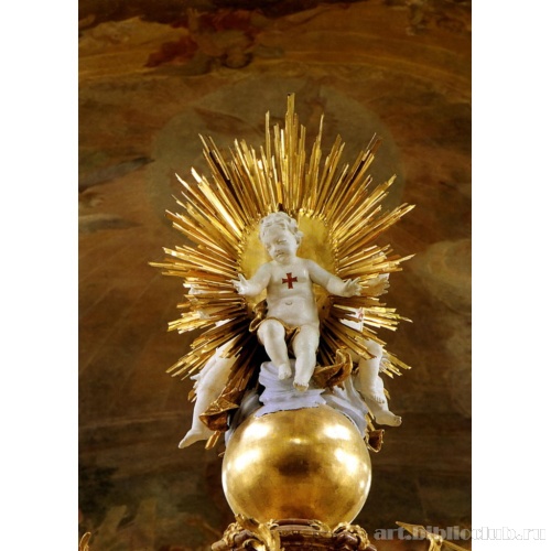 Младенец Иисус в сиянии славы на вершине центрального алтаря