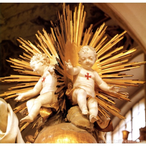 Младенец Иисус в сиянии славы на вершине центрального алтаря, фрагмент