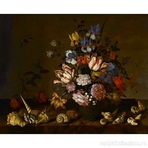 Ваза с цветами и раковины на полочке