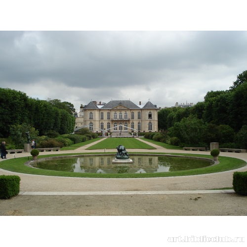 Отель Бирон. Вид со стороны парка