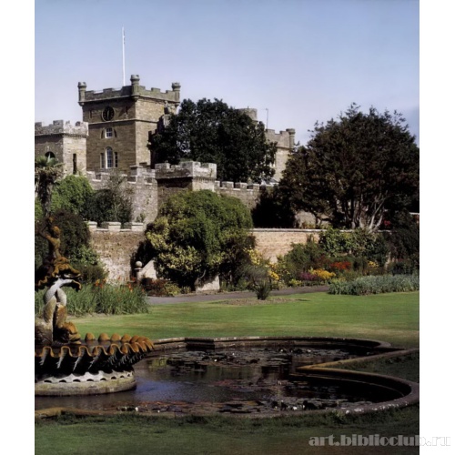 Замок Калзин. Вид на стены и парк