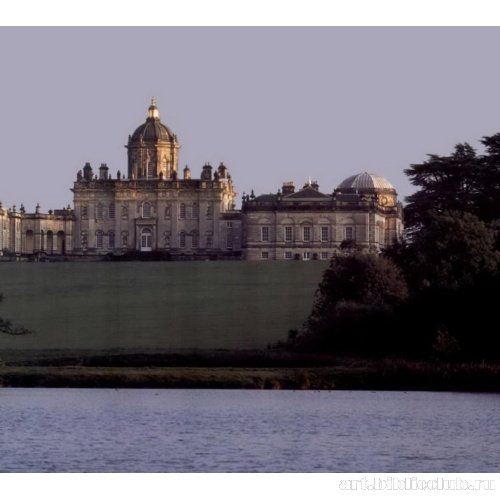 Замок Ховард. Фрагмент северного фасада с прилегающим парком