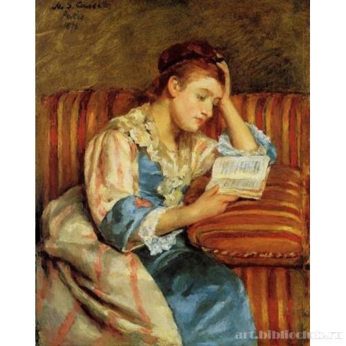 Миссис Даффи читает, сидя на полосатом диване