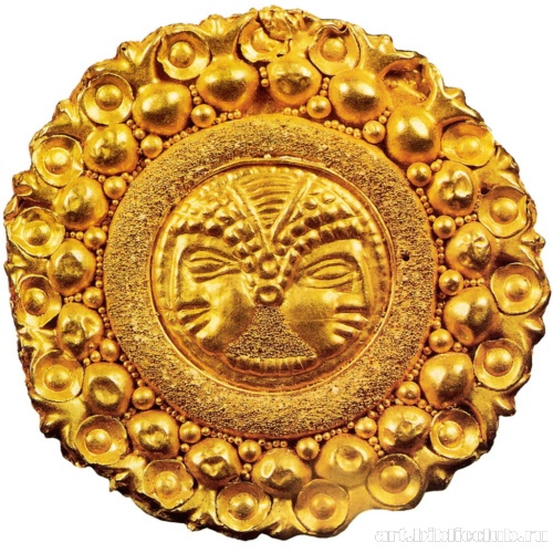 Бляха с чеканным изображением двухголового мужчины в центре