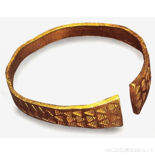 Браслет с узором из чеканных треугольников