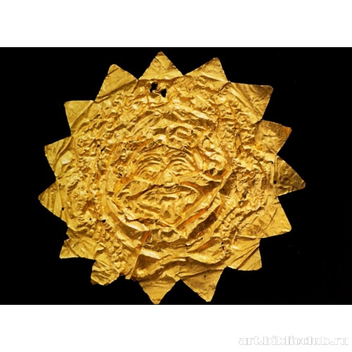 Круглая пластинка с зубчатыми краями, с изображением маски Медузы